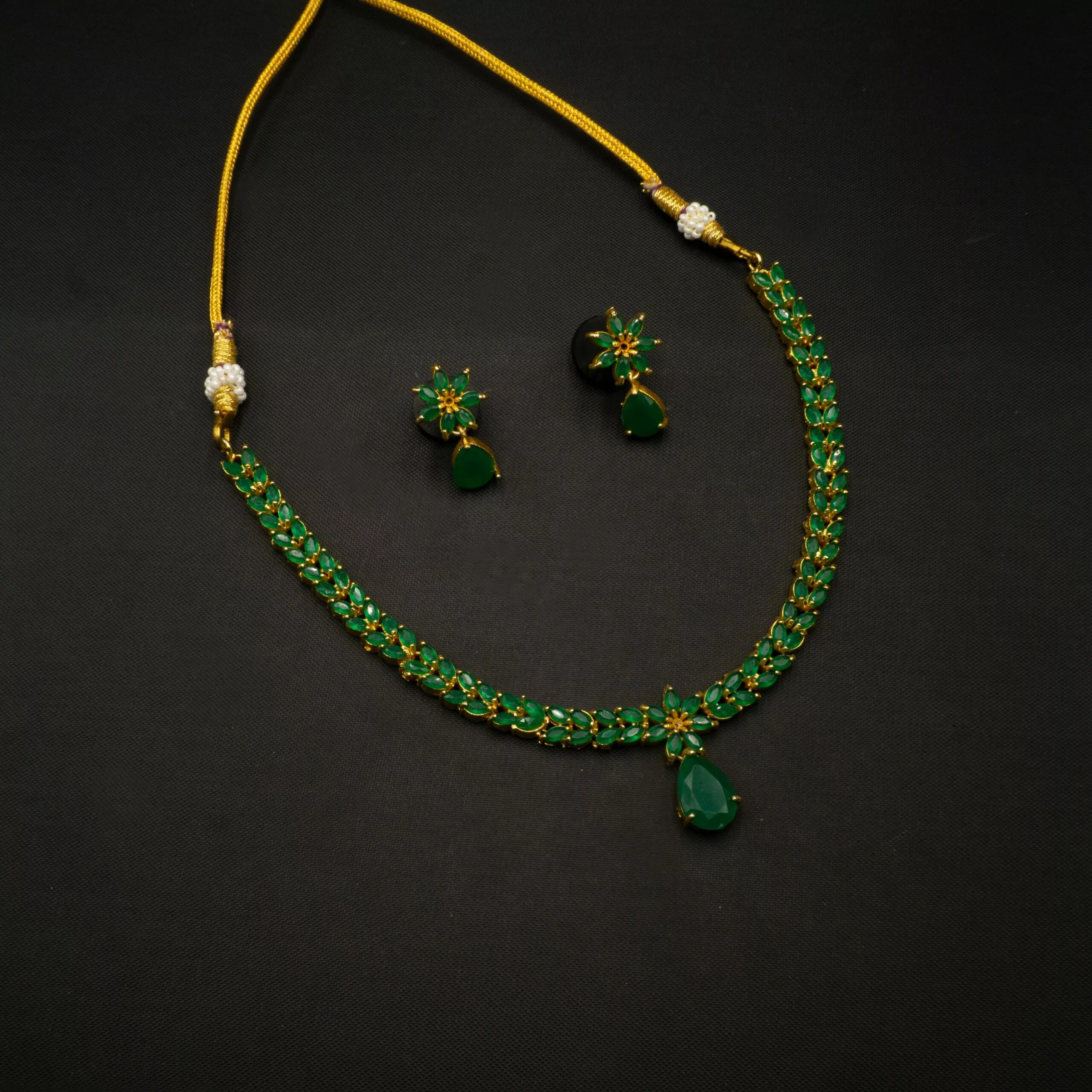 NS-2210006 - Contemporary Flower Elegant Emerald Necklace Set NS-2210006 - Contemporary Flower Elegant Emerald Necklace Set