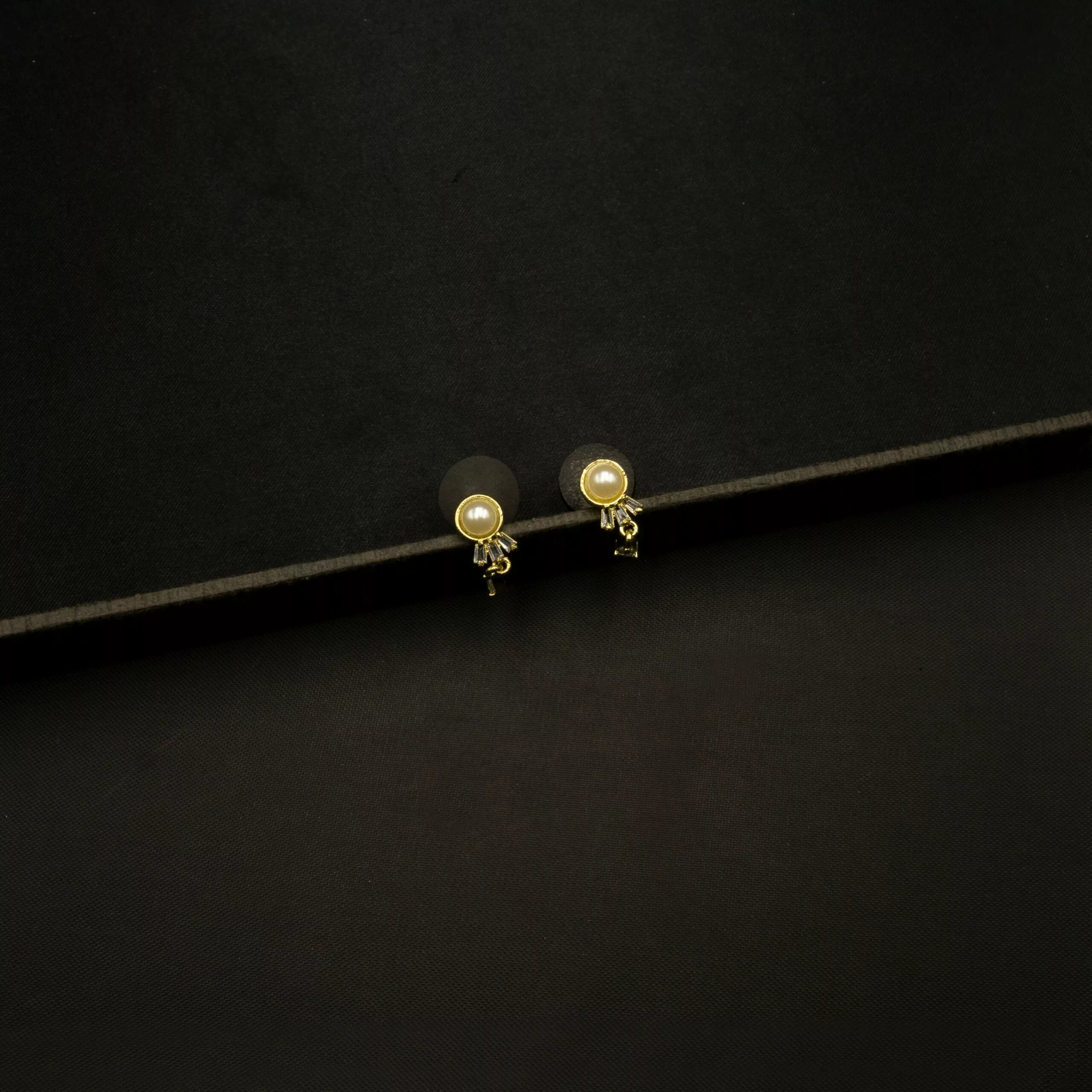 ER-2212006 - Gold Plated Dainty Pearl Stud Earrings ER-2212006 - Gold Plated Dainty Pearl Stud Earrings