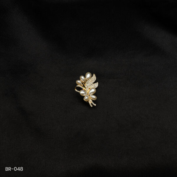 BR-048 - Golden Blossom Pearl Bouquet Brooch – Elegant Sparkle for Every Occasion