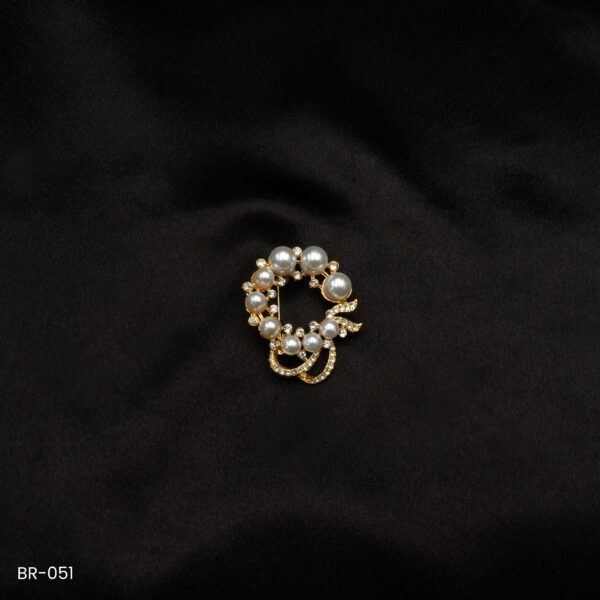 BR-051 - Pearl Radiance Wreath Brooch – Timeless Glamour in Gold Plating