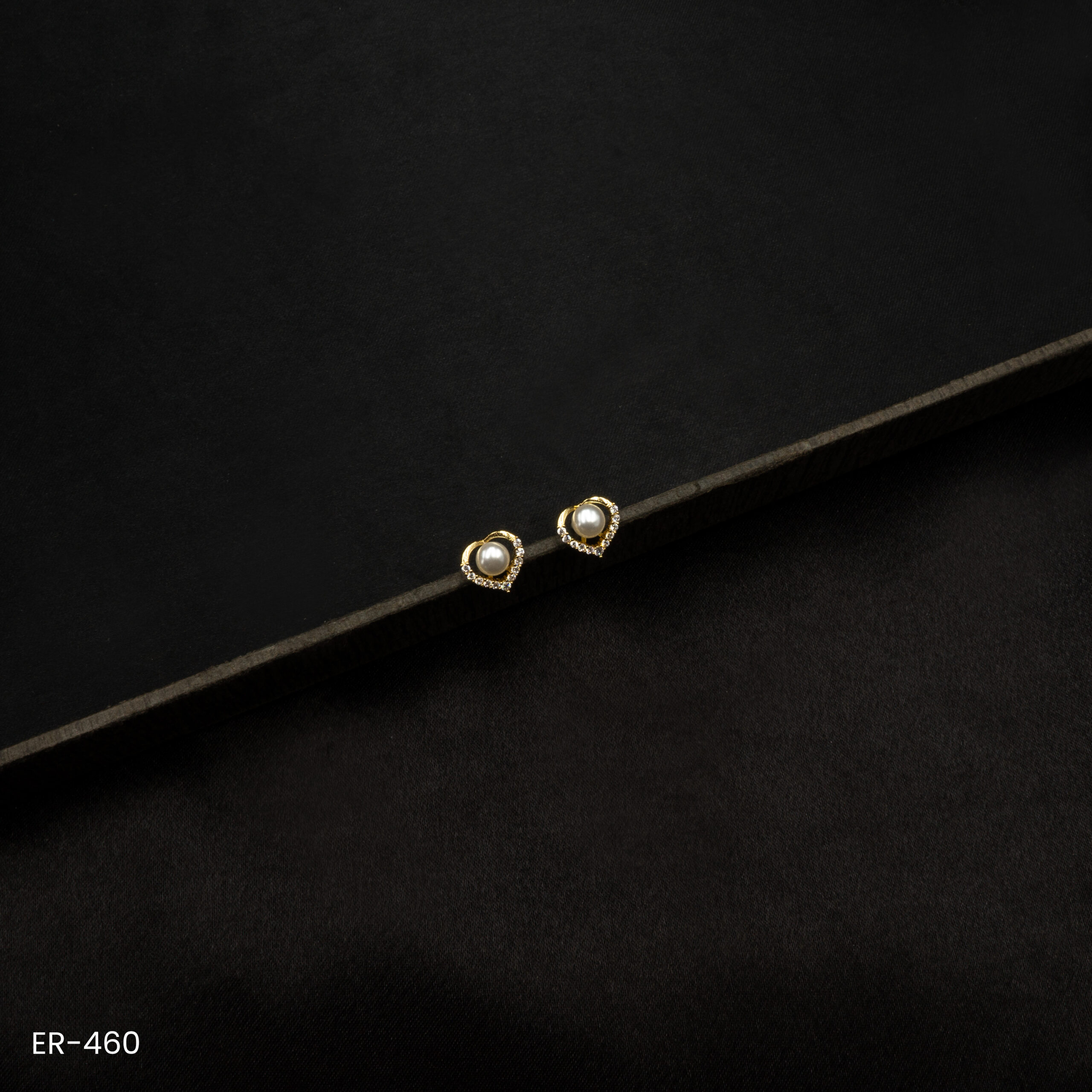 ER-460 - Golden Heart Pearl Studs – Romantic Elegance in a Petite Design ER-460 - Golden Heart Pearl Studs – Romantic Elegance in a Petite Design